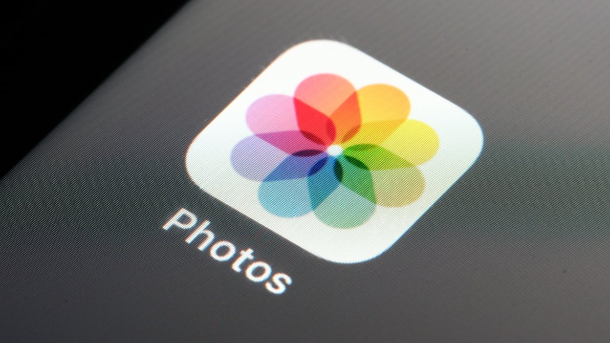 If Some Photos Are Inexplicably Turning Red on Your iPhone, There's a Fix